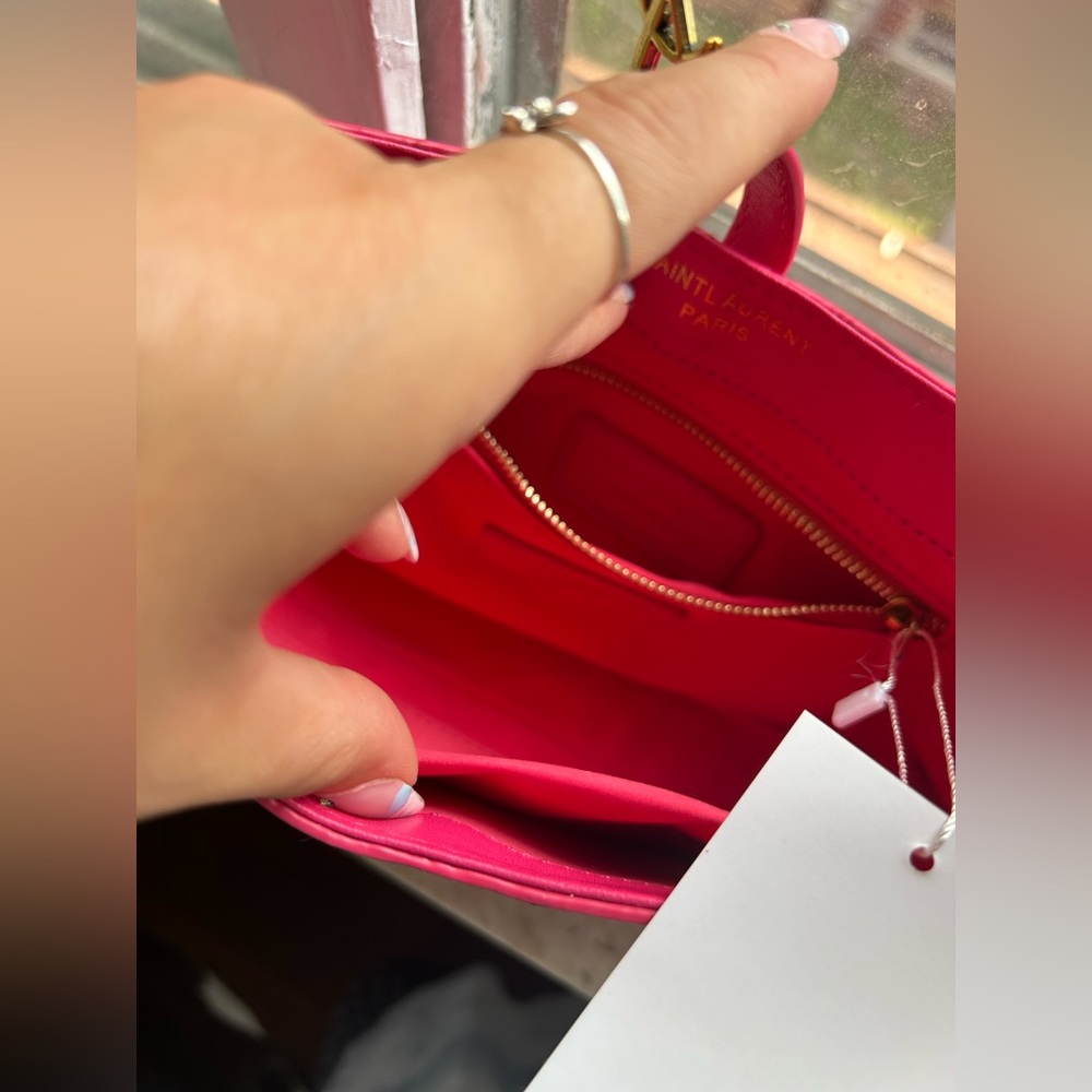 Super cute fuchsia shoulder bag with gold hardware - Picture 6 of 6